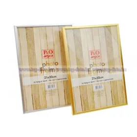   Fa hatású műanyag képkeret, 10×15-ös képnek, két arany vagy ezüst díszítéssel, kitámasztható